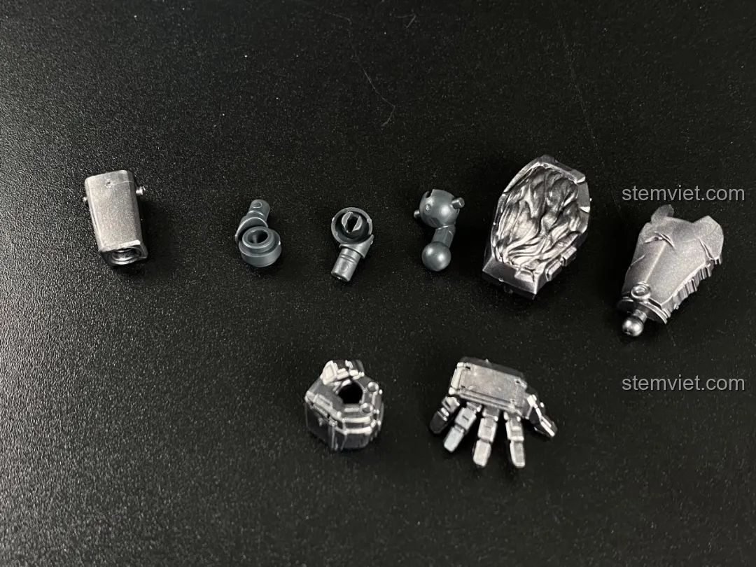 Mô hình Optimus Primal (Robot Mode) BLOKEES từ góc nghiêng, thể hiện chi tiết giáp trụ và khớp nối.