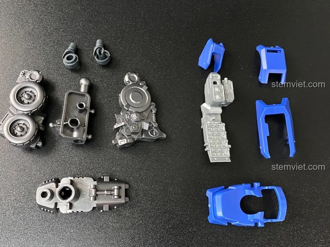 Mô hình Optimus Prime BLOKEES 71141 đã lắp ráp hoàn chỉnh, đứng thẳng với đèn LED mắt sáng rực.