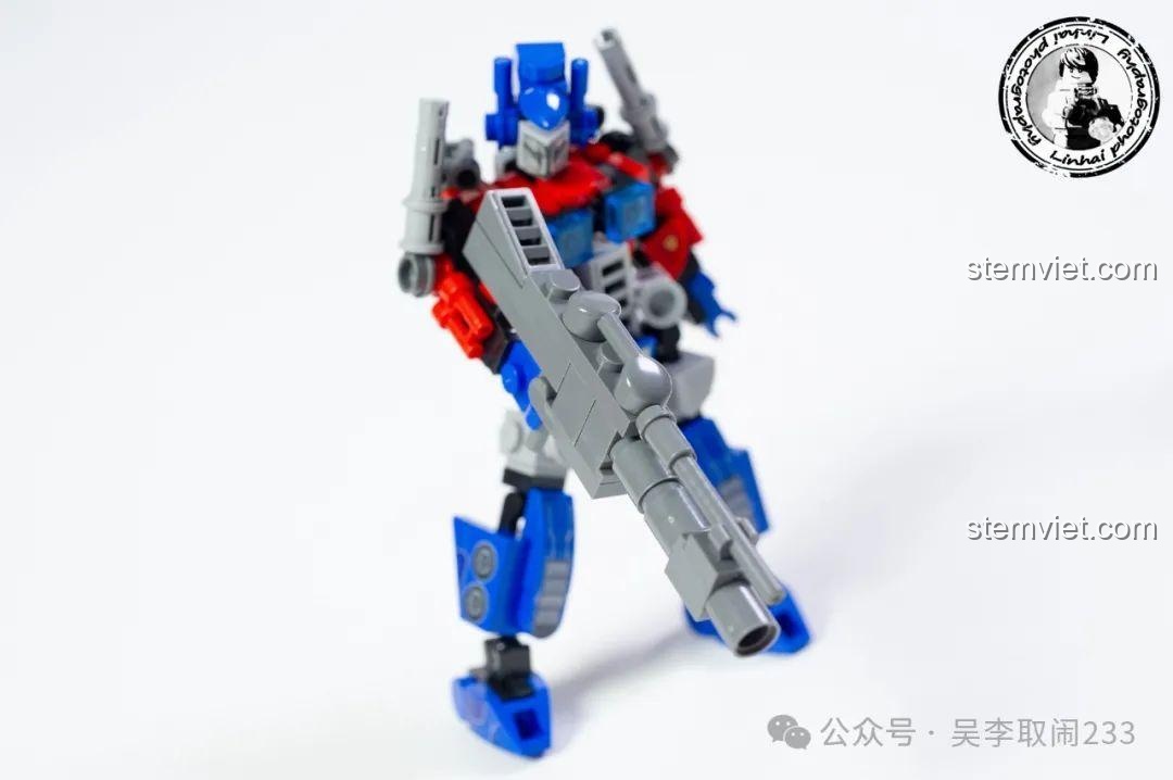 Robot Optimus Prime cầm khẩu súng lớn, sẵn sàng tham gia trận chiến.