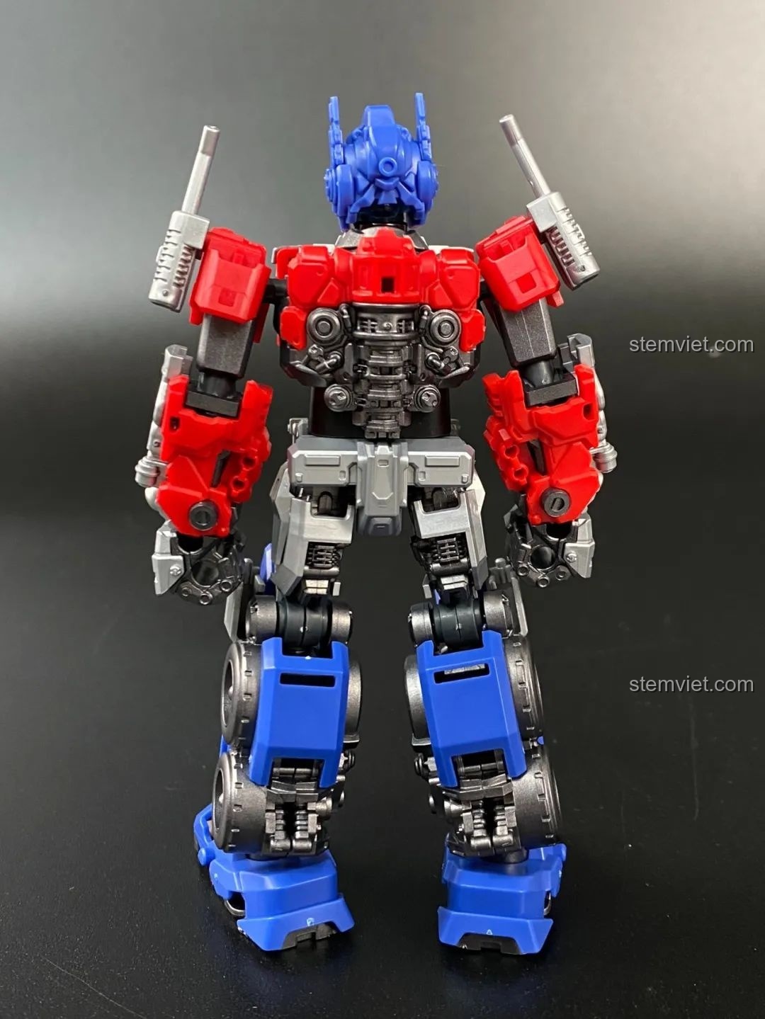 Mô hình Optimus Prime BLOKEES 71141 trong tư thế chiến đấu, tay cầm vũ khí, thể hiện sự mạnh mẽ.