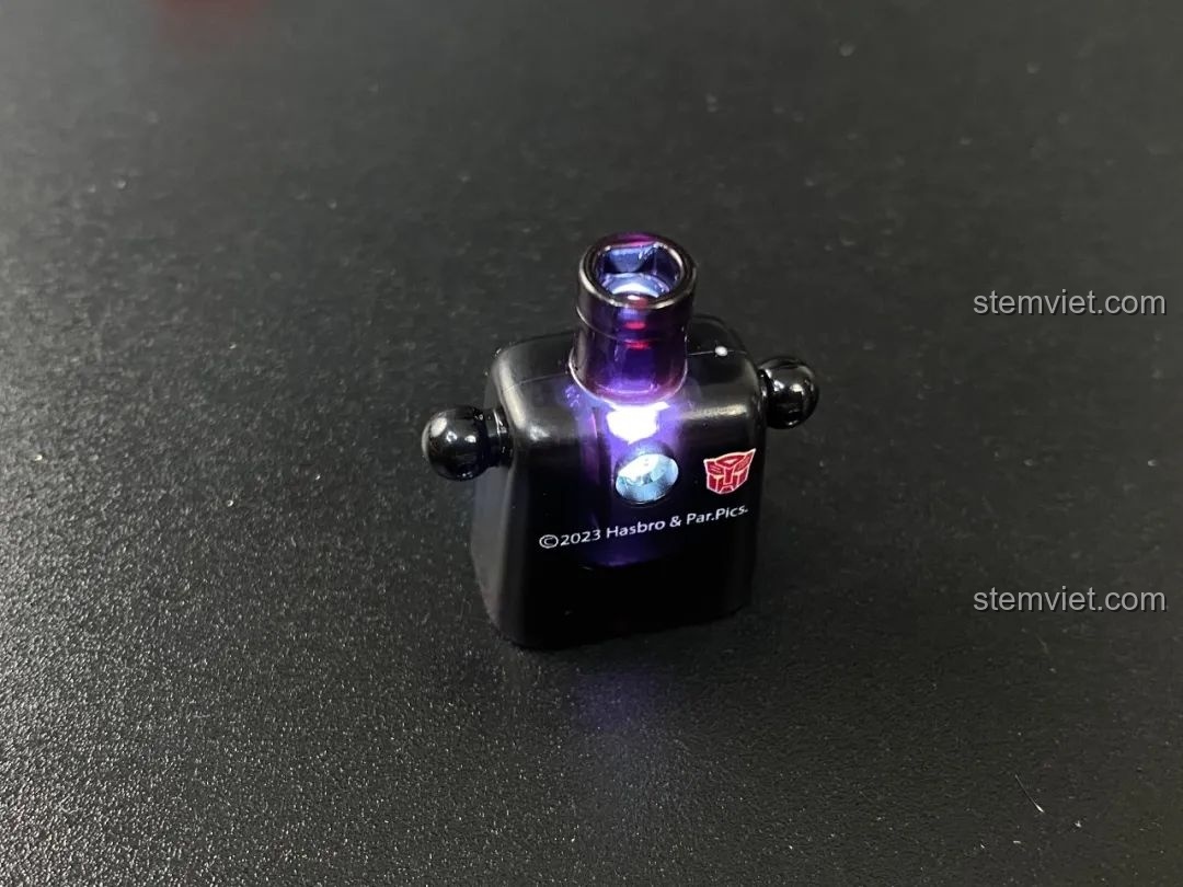 Bộ phận đèn LED của Optimus Prime BLOKEES 71141 đã được lắp vào và phát sáng màu xanh huyền ảo.