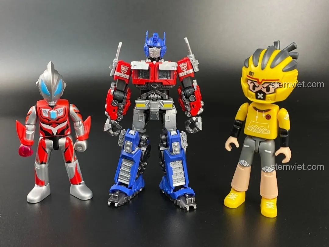 Mô hình Optimus Prime BLOKEES 71141 với đèn LED sáng rực trong bóng tối, tạo hiệu ứng thị giác mạnh mẽ.