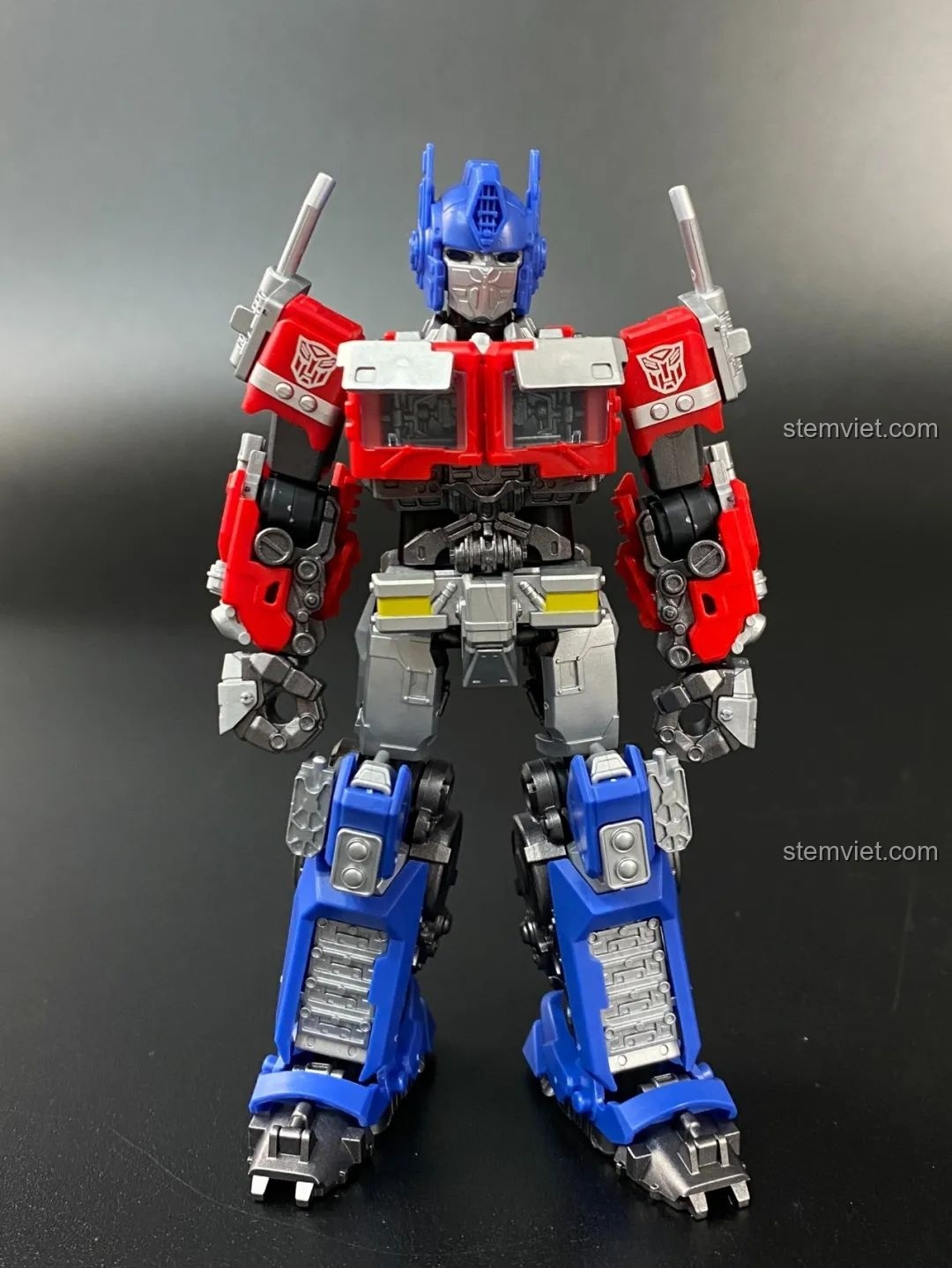 Mô hình Optimus Prime BLOKEES 71141 tạo dáng linh hoạt, thể hiện khả năng khớp nối tuyệt vời và chi tiết.