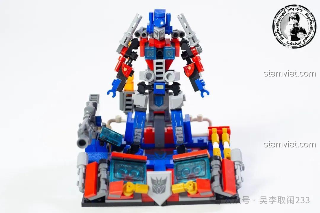 Mô hình Robot Optimus Prime đứng trên trạm chỉ huy của mình, tạo nên một tổng thể hoàn chỉnh.