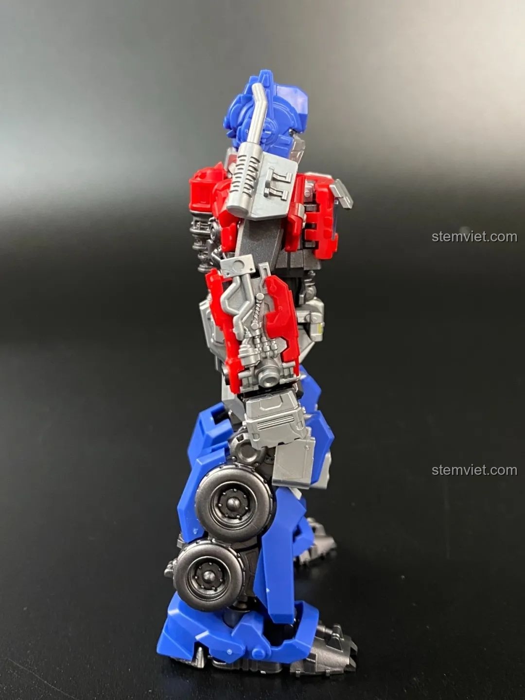 Mô hình Optimus Prime BLOKEES 71141 với vũ khí, tạo dáng uy nghi và dũng mãnh, sẵn sàng đối mặt kẻ thù.