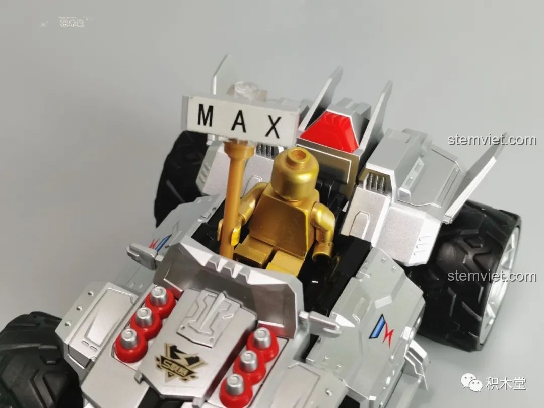 Xe Optimus Reno 74011 Enlighten có thể đặt minifigure vào buồng lái.