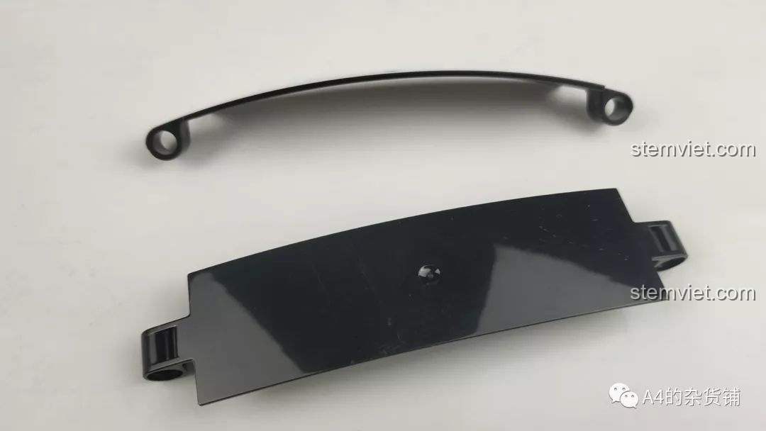 Hai chi tiết panel cong màu đen của bộ CaDA C61016, có thiết kế khá mỏng và linh hoạt.