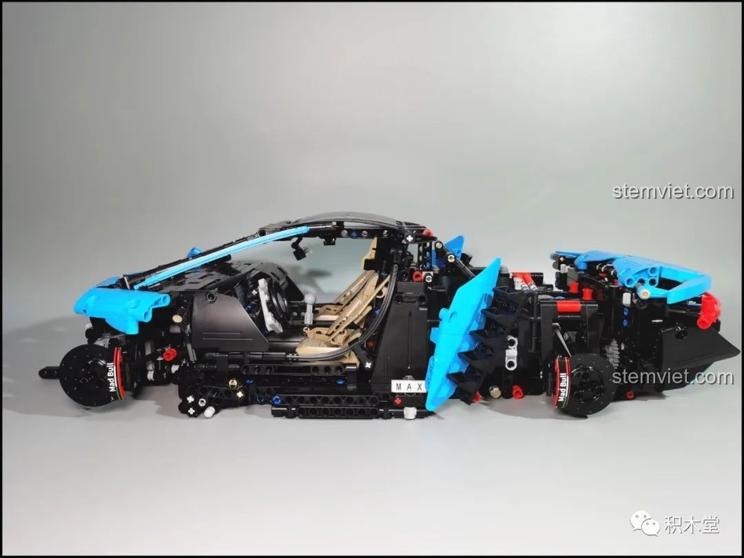 Lưu ý khi lắp các tấm panel bên hông của bộ lắp ráp Lamborghini Centenario 'Bò Thế Kỷ'.