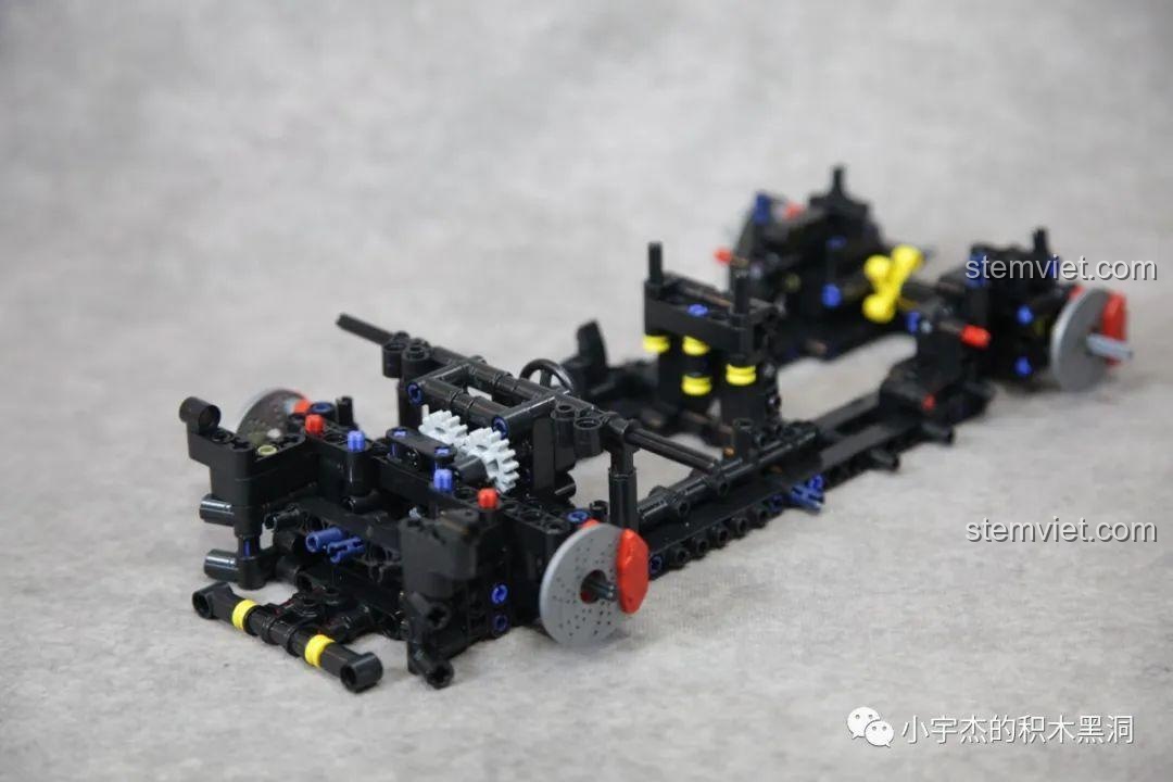 Cận cảnh các chi tiết của bộ lắp ráp PanlosBrick 673001 Pagani V12 trước khi lắp bánh xe.