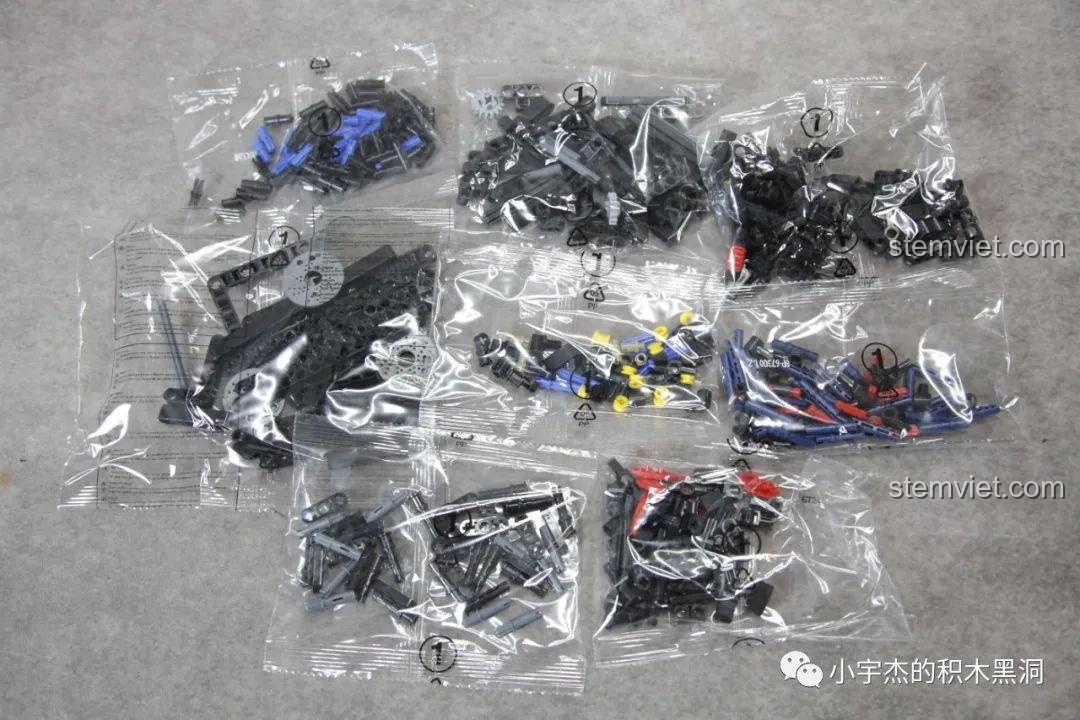 Các chi tiết màu bạc với lớp sơn đều, đẹp của bộ lắp ráp PanlosBrick 673001 Pagani V12.