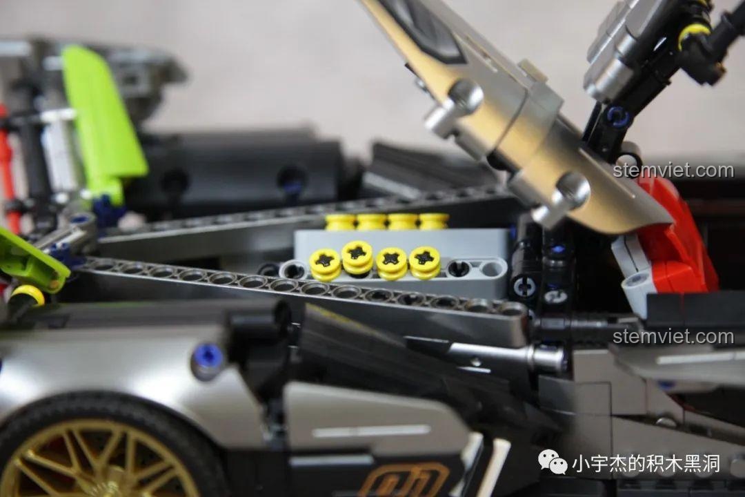 Cận cảnh các chi tiết kim loại bóng bẩy của bộ lắp ráp PanlosBrick 673001 Pagani V12.