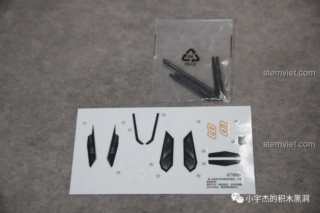 Các chi tiết kim loại với lớp sơn bóng bẩy của bộ lắp ráp PanlosBrick 673001 Pagani V12.