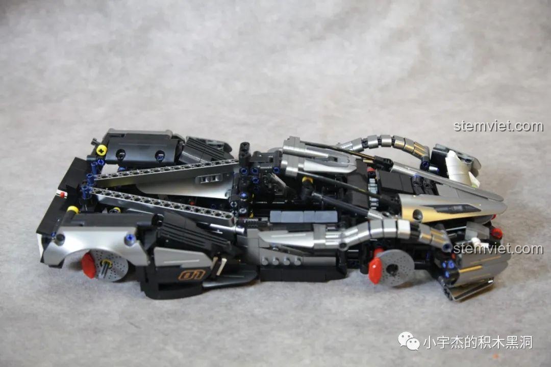Cận cảnh động cơ V8 với piston chuyển động của siêu xe PanlosBrick 673001 Pagani V12.