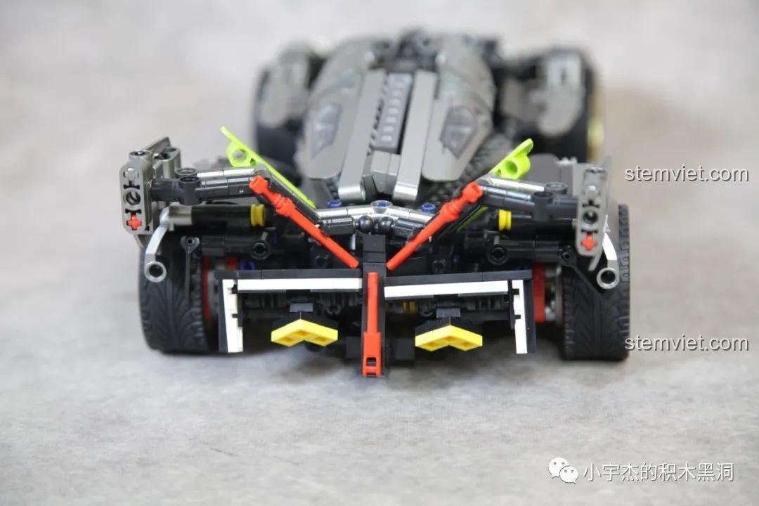 Cận cảnh động cơ V8 với piston chuyển động của bộ lắp ráp PanlosBrick 673001 Pagani V12.