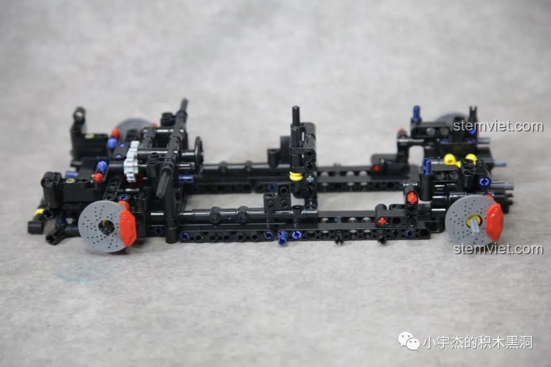 Chi tiết động cơ V8 của bộ lắp ráp PanlosBrick 673001 Pagani V12.