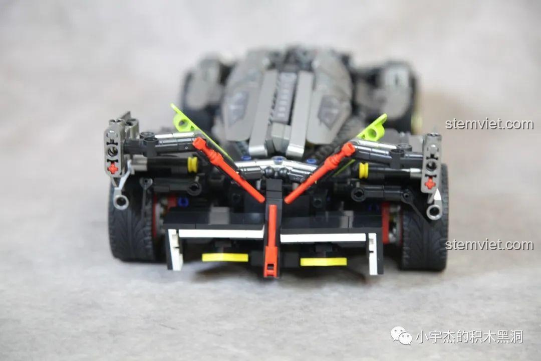 Cận cảnh đuôi xe PanlosBrick 673001 Pagani V12 với đèn hậu và cánh gió DRS.