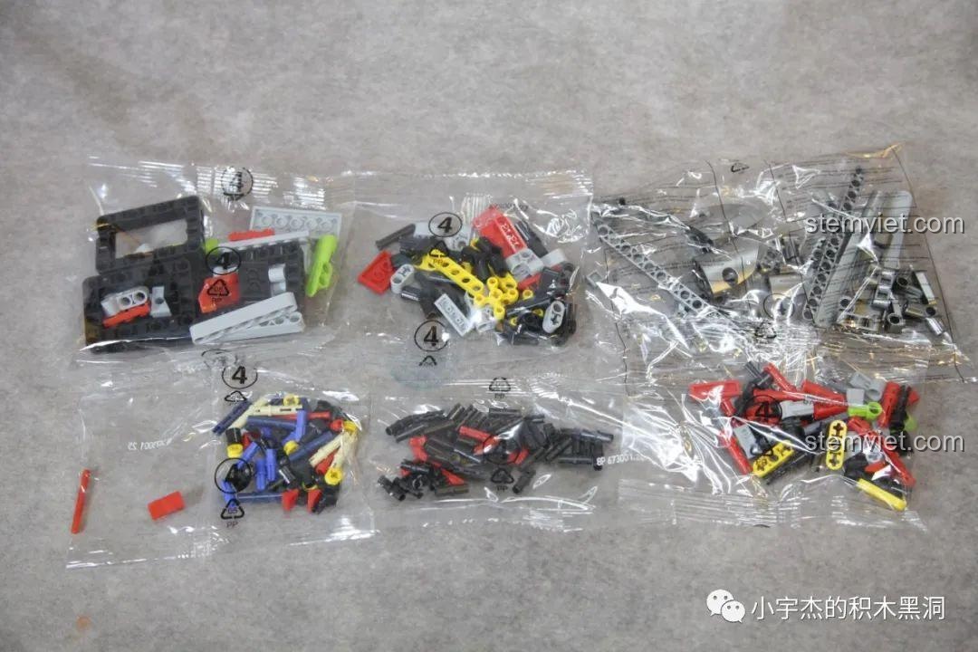 Chi tiết đuôi xe PanlosBrick 673001 Pagani V12 với đèn hậu và cánh gió DRS.