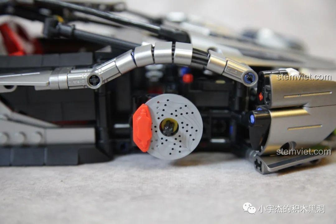 Hai mẫu xe đua lắp ráp với thiết kế tương lai.