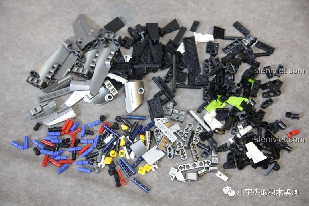 Hai nắp capo và nắp động cơ của siêu xe PanlosBrick 673001 Pagani V12 mở ra cùng lúc.