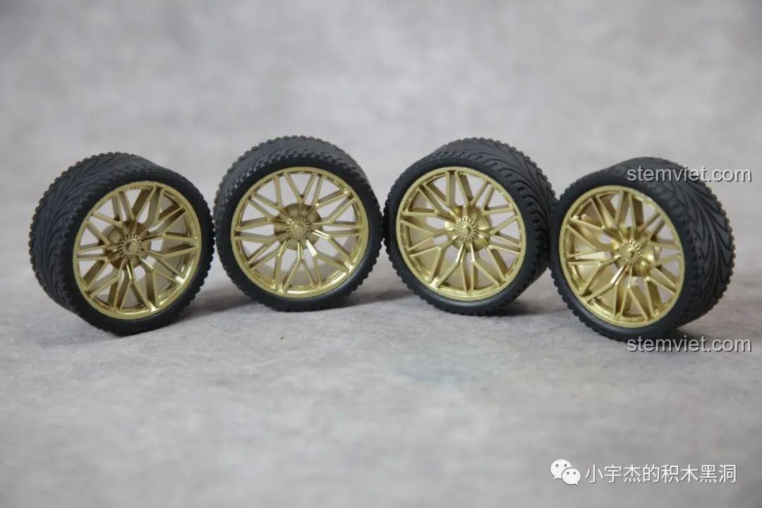 Khung gầm xe PanlosBrick 673001 Pagani V12 đã được lắp ráp.