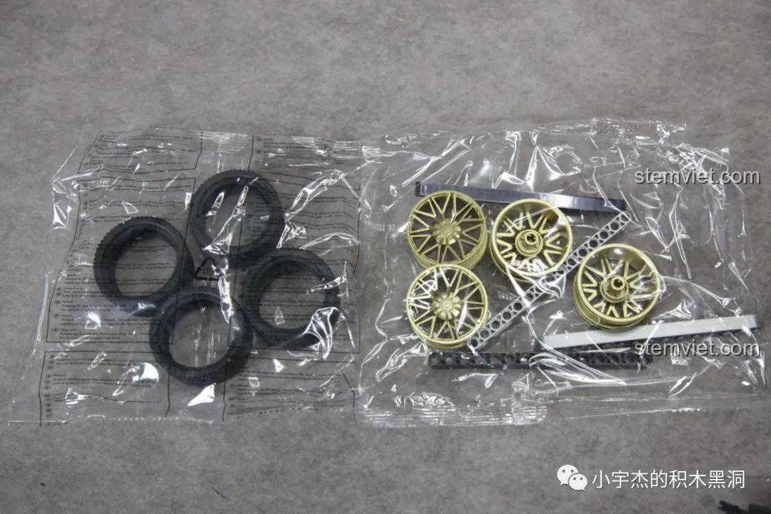 Cận cảnh mâm xe và lốp xe của bộ lắp ráp PanlosBrick 673001 Pagani V12.