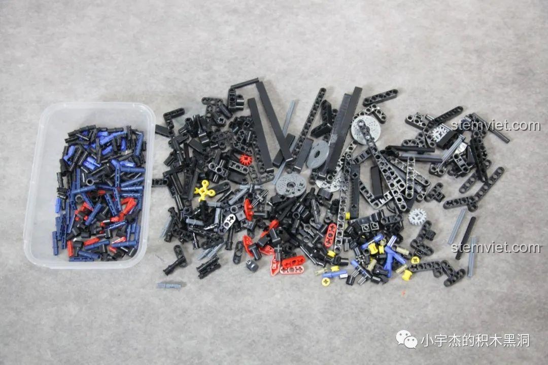 Một vài mảnh nhựa thừa còn sót lại trong túi chi tiết.