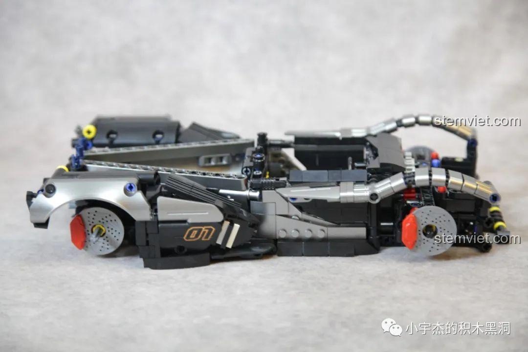 Nắp capo của siêu xe PanlosBrick 673001 Pagani V12 có thể mở ra.