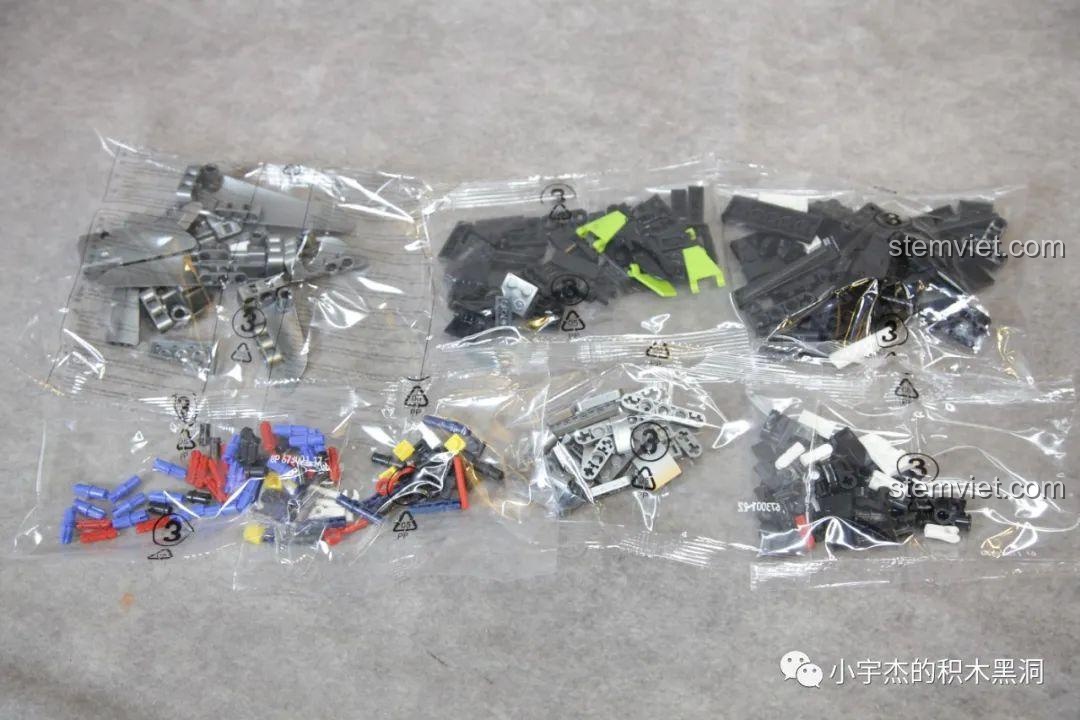 Nắp động cơ phía sau của siêu xe PanlosBrick 673001 Pagani V12 có thể mở ra.