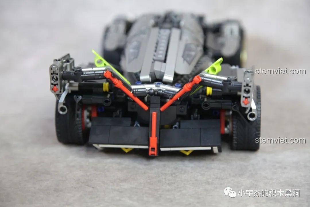 Chi tiết phanh đĩa và kẹp phanh màu đỏ của bộ lắp ráp PanlosBrick 673001 Pagani V12.