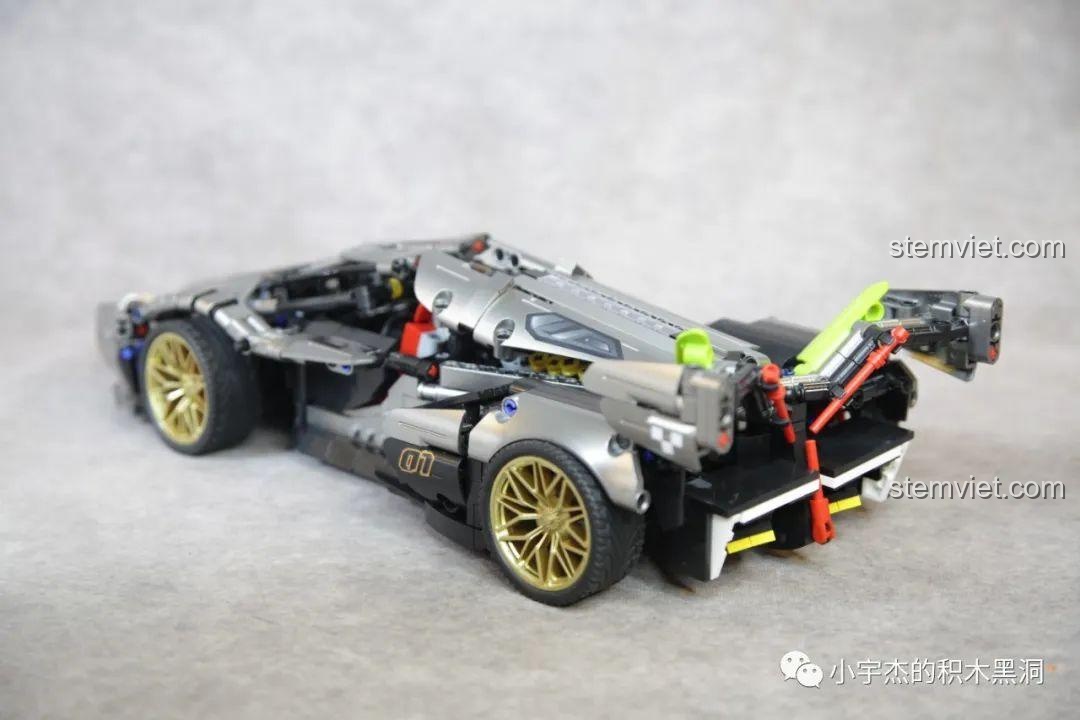 So sánh siêu xe PanlosBrick 673001 Pagani V12 với các mẫu xe khác cùng tỷ lệ.