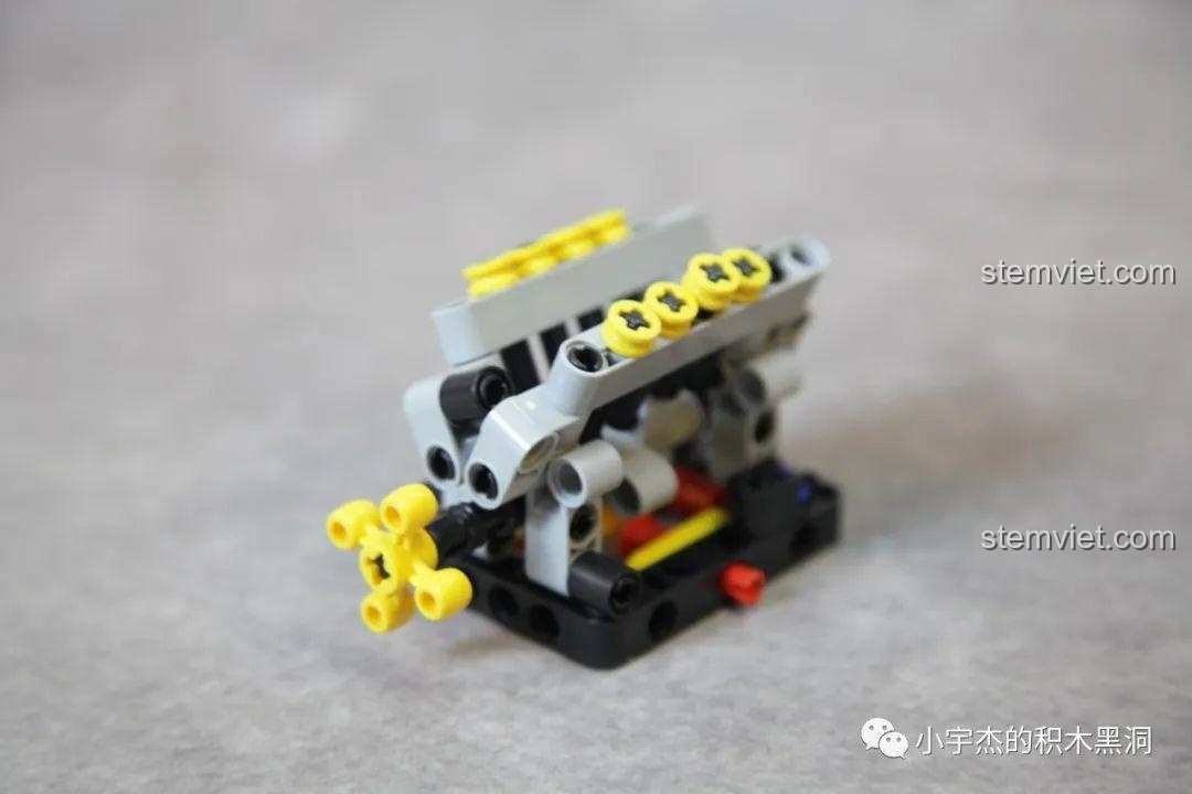 So sánh siêu xe PanlosBrick 673001 Pagani V12 với một mẫu xe khác cùng tỷ lệ.