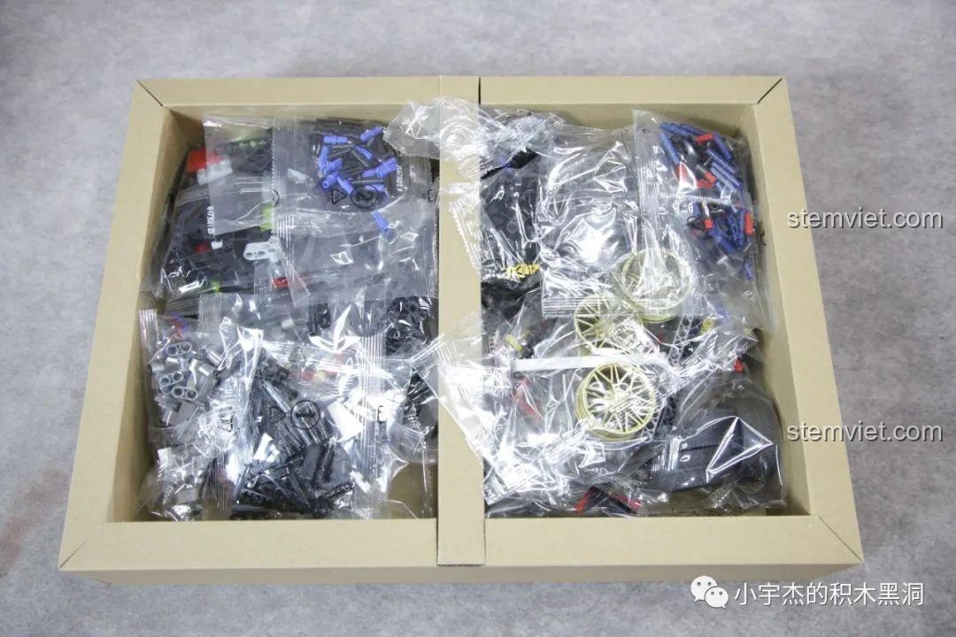 Các túi chi tiết bên trong hộp sản phẩm PanlosBrick 673001 Pagani V12.