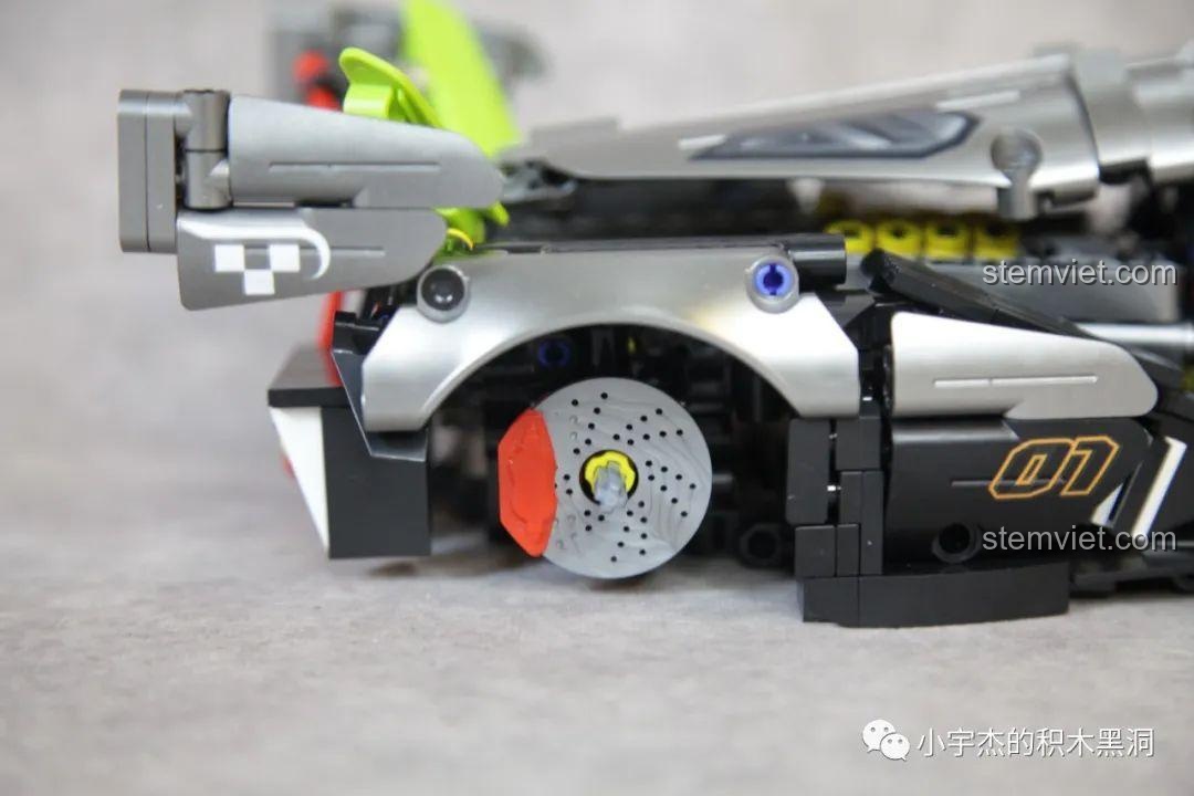 So sánh kích thước của siêu xe PanlosBrick 673001 Pagani V12 với tỷ lệ 1:14.