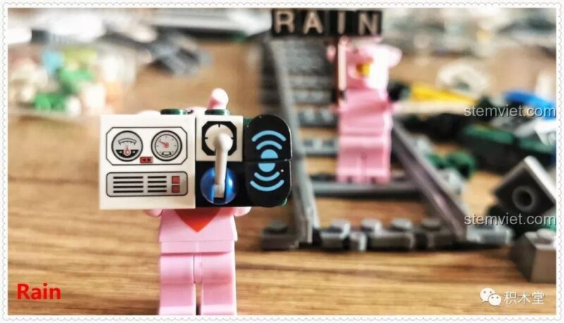 Minifigure cầm bảng điều khiển tàu hỏa in ấn sắc nét trong bộ lắp ghép Tàu hỏa xanh lá cây Panlos Brick 610008, tăng tính tương tác khi chơi.