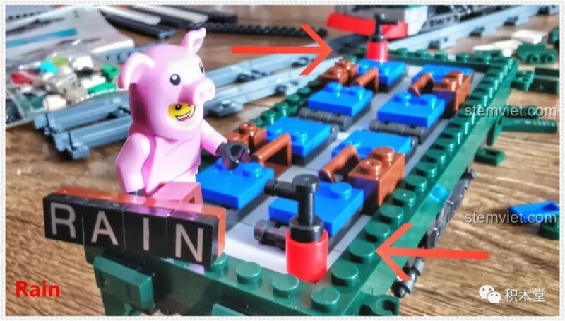Chi tiết bình chữa cháy trong toa hành khách của bộ xếp hình Cảnh ga tàu hỏa Panlos Brick 610008, thể hiện sự chú ý đến an toàn và thực tế.