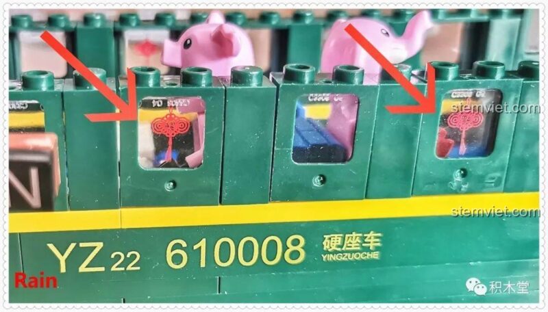 Cửa sổ toa tàu với sticker hình nút thắt Trung Quốc và số hiệu YZ22 610008, mang đậm nét văn hóa Tết truyền thống.