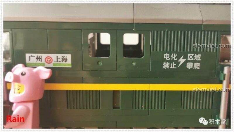 Chi tiết cảnh báo 'Cấm leo trèo' và thông tin tuyến đường trên thân tàu hỏa Panlos Brick 610008, tất cả đều là in ấn chất lượng cao.