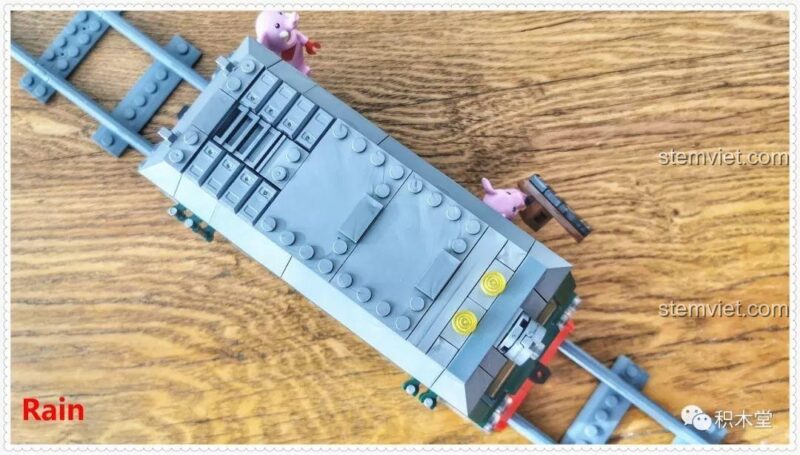 Mô hình tàu hỏa xanh lá cây Panlos Brick 610008 nhìn từ trên xuống, cho thấy cấu trúc mái và các chi tiết nhỏ khác.