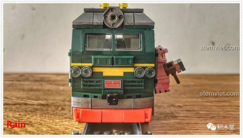 Cận cảnh đầu tàu hỏa Panlos Brick 610008 với biển số và đèn pha, thể hiện độ chi tiết cao của bộ đồ chơi mô hình.