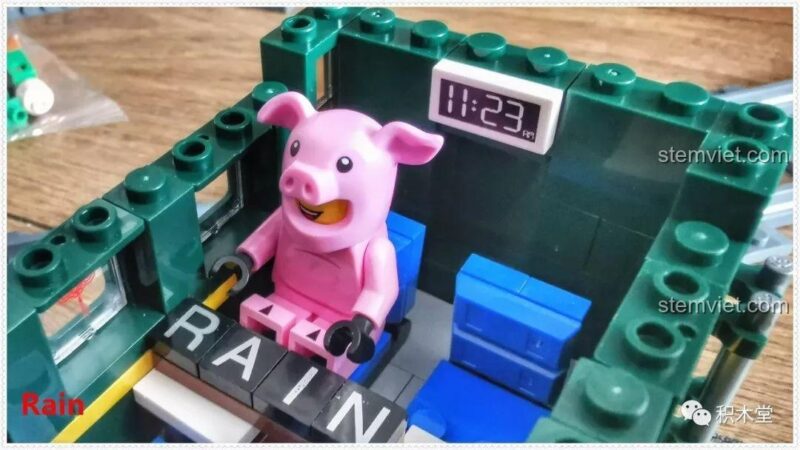 Đồng hồ hiển thị 11:23 AM bên trong toa hành khách của đồ chơi mô hình Ga tàu hỏa Panlos Brick 610008, chi tiết nhỏ nhưng rất chân thực.