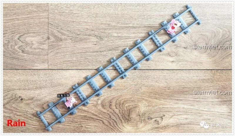 Chiều dài đường ray 52cm của bộ xếp hình Cảnh ga tàu hỏa Panlos Brick 610008, cho thấy quy mô ấn tượng của mô hình, phù hợp cho bé 6 tuổi.