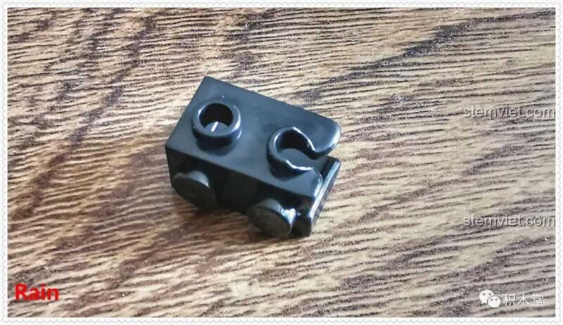 Mảnh ghép bị hỏng trong bộ lắp ghép Tàu hỏa xanh lá cây Panlos Brick 610008, một trường hợp hiếm gặp nhưng vẫn được ghi nhận trong quá trình review.