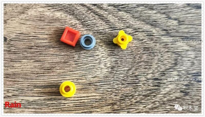 Các mảnh ghép thừa sau khi hoàn thành phần sân ga của đồ chơi mô hình Ga tàu hỏa Panlos Brick 610008, đảm bảo không thiếu chi tiết.