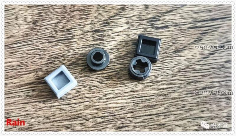 Các mảnh ghép thừa sau khi hoàn thành phần thân tàu của đồ chơi mô hình Ga tàu hỏa Panlos Brick 610008, đảm bảo không thiếu chi tiết.