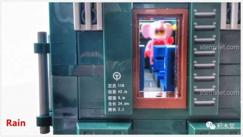 Minifigure ngồi bên trong toa hành khách của đồ chơi mô hình Ga tàu hỏa Panlos Brick 610008, cho thấy không gian rộng rãi và chi tiết.