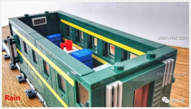 Nội thất toa hành khách của bộ xếp hình Cảnh ga tàu hỏa Panlos Brick 610008 với ghế ngồi và các chi tiết bên trong, dễ dàng tháo lắp để chơi.