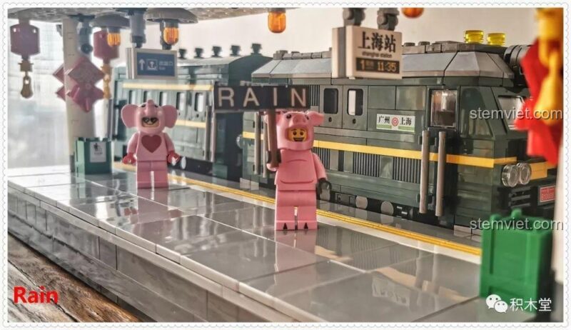 Chi tiết sân ga tàu hỏa Panlos Brick 610008 với đường an toàn, đèn lồng đỏ và biển chỉ dẫn, tái hiện chân thực không khí ga tàu cổ điển.