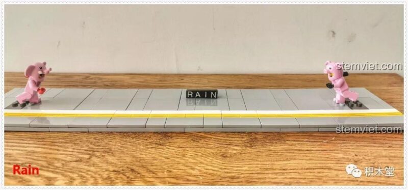 Chiều dài sân ga 48 stud của bộ lắp ghép Tàu hỏa xanh lá cây Panlos Brick 610008, đủ rộng cho nhiều minifigure và hoạt động.