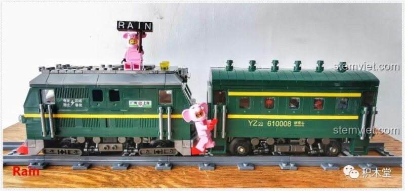 Toàn cảnh đoàn tàu hỏa xanh lá cây Panlos Brick 610008 đã lắp ráp hoàn chỉnh, với minifigure đứng trên mái tàu, tạo cảnh vui nhộn.