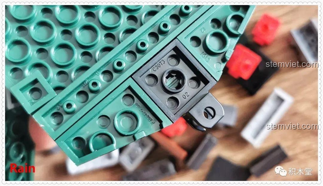 Cận cảnh một mảnh ghép của bộ lắp ráp Tàu Hỏa Xanh Lá Cây Panlos Brick 610008 với số hiệu rõ ràng, thể hiện chất lượng sản phẩm.